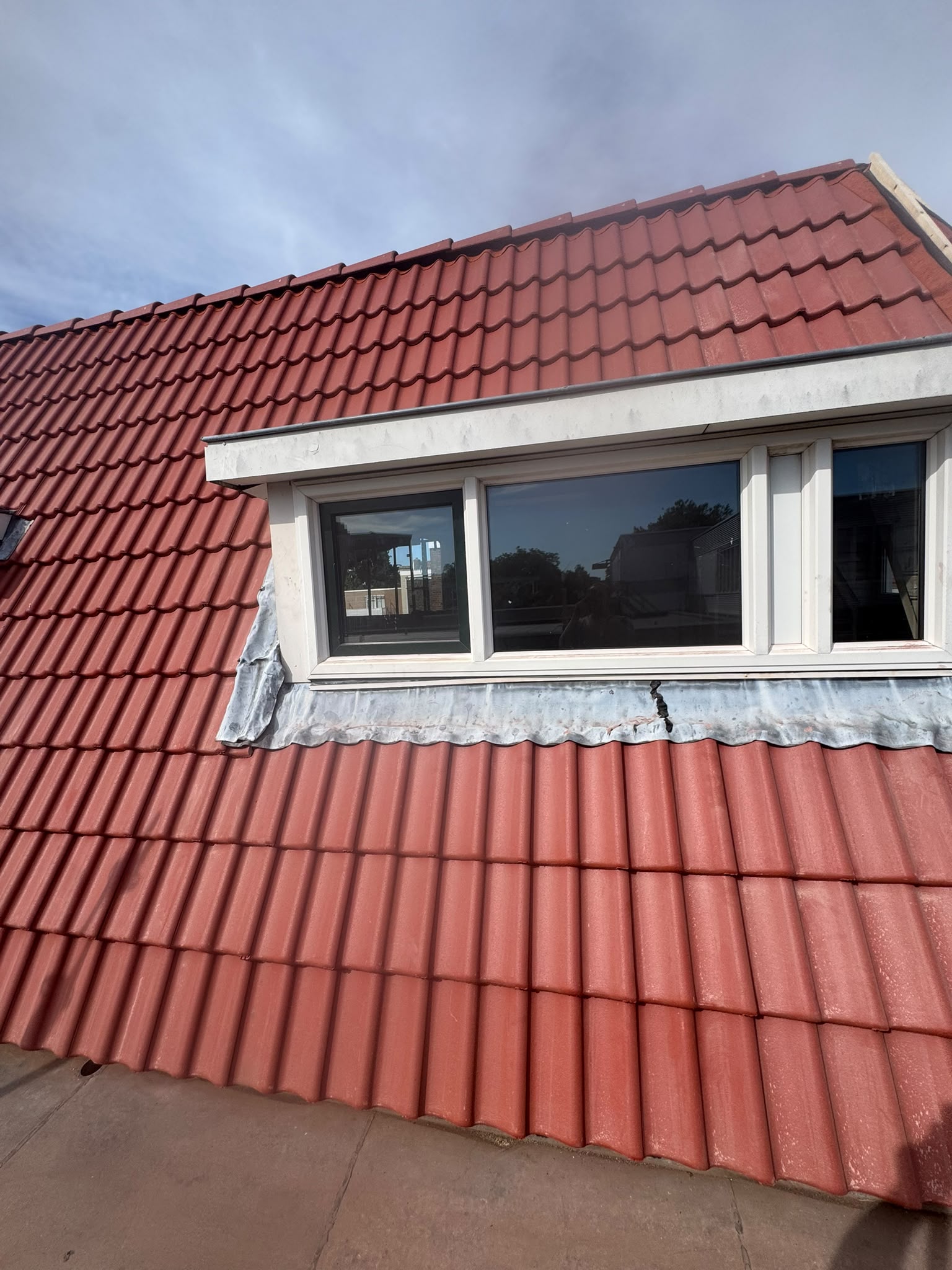 Afgeronde dakrenovatie Haarlem met vernieuwde rode dakpannen