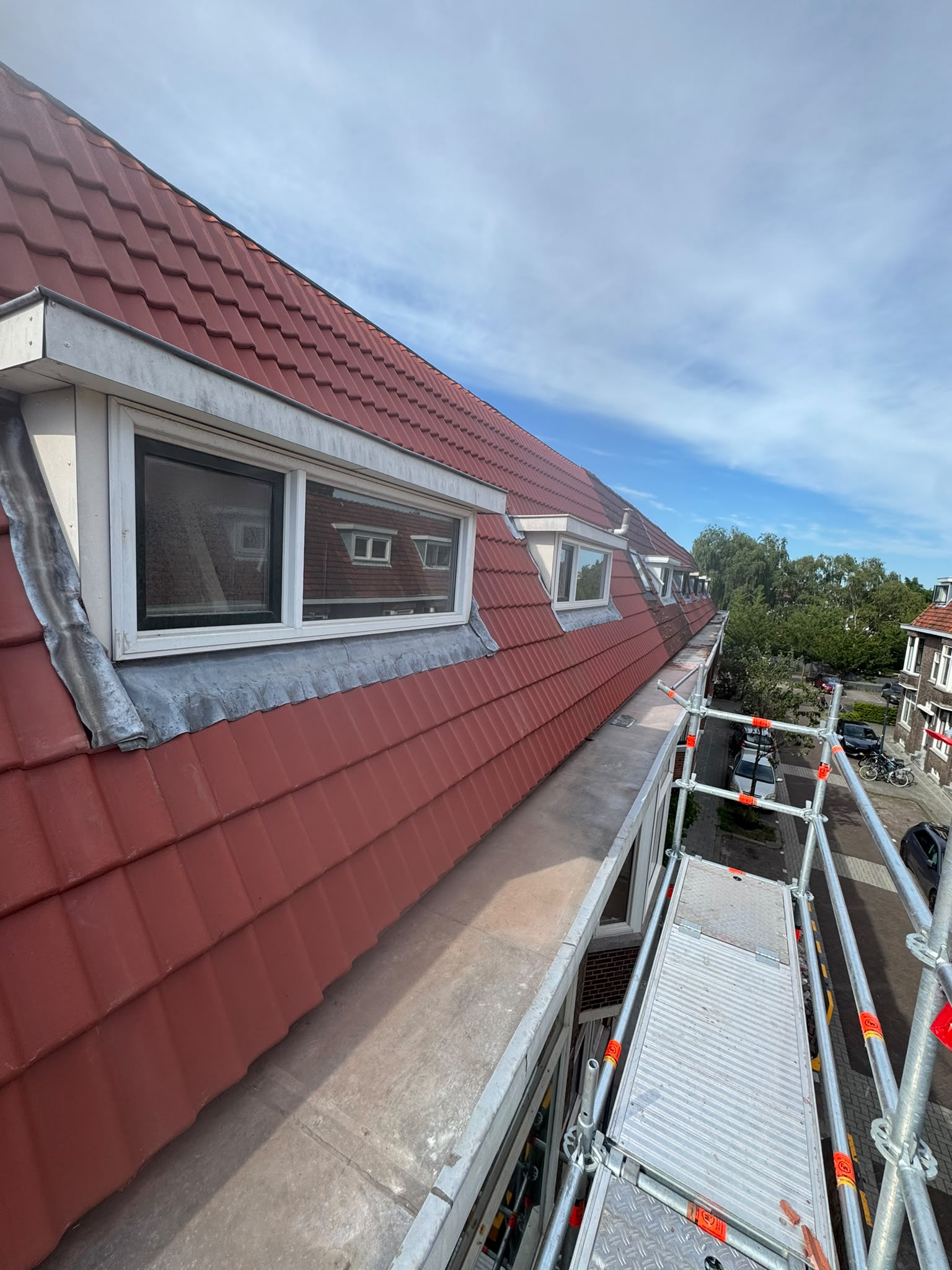 Afgeronde dakrenovatie aan een woning in Haarlem